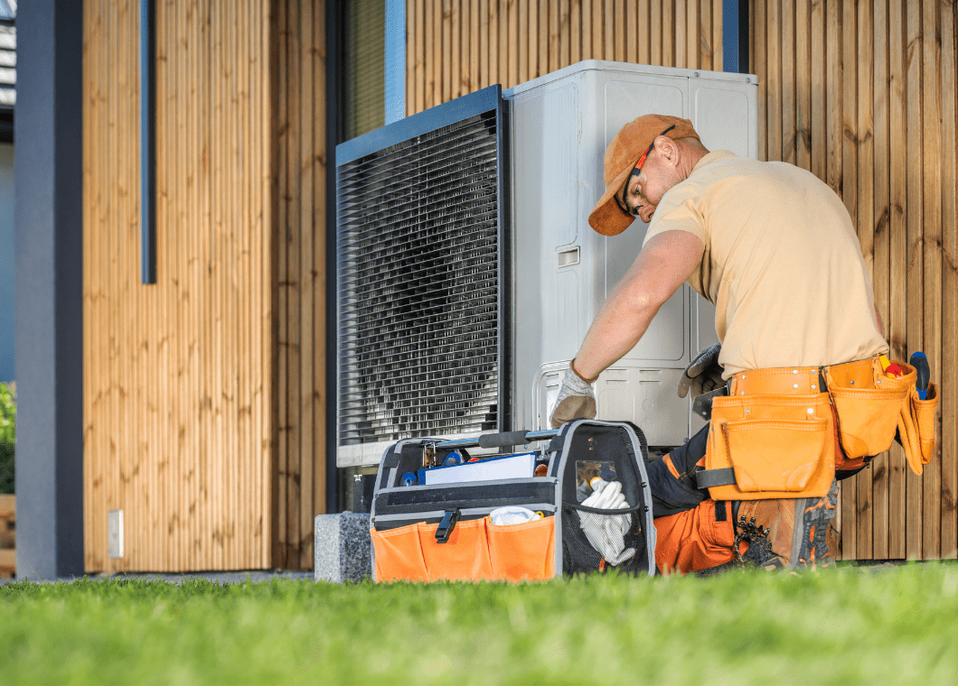 Techniker bei der Wärmepumpen-Installation