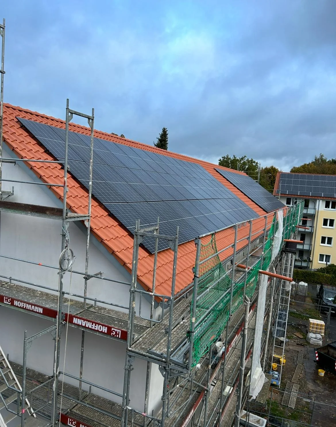 Photovoltaik-Installation an einem Münchner Privathaus mit Gerüst