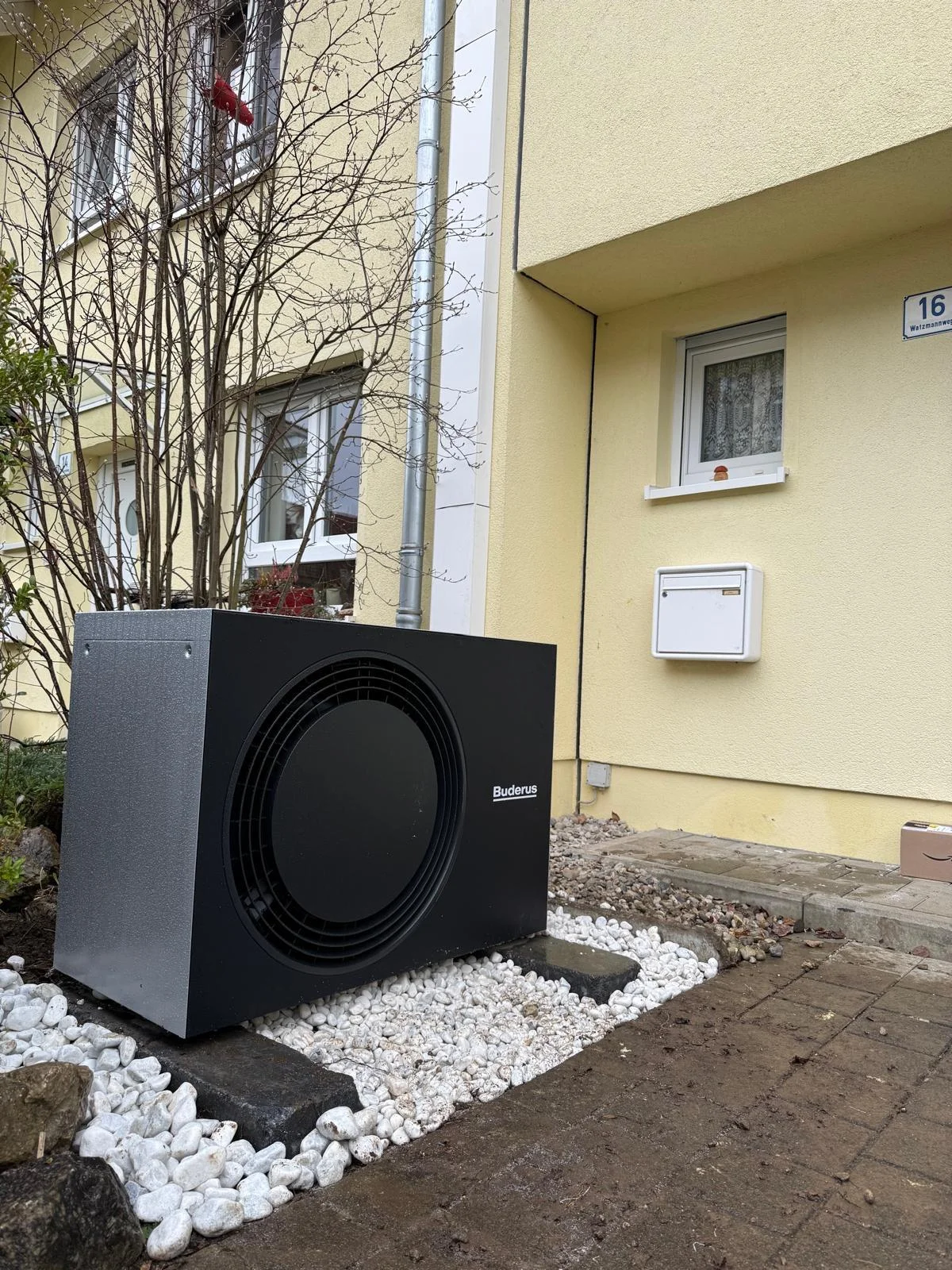 Wärmepumpe — Wandmontage